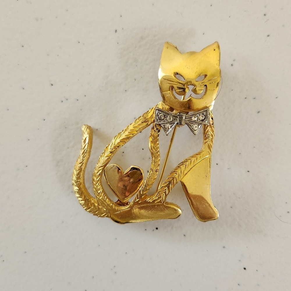 Vintage Ultra Craft Brooch Pin Cat Brushed Gold Tone Open Bow tie Heart Signed